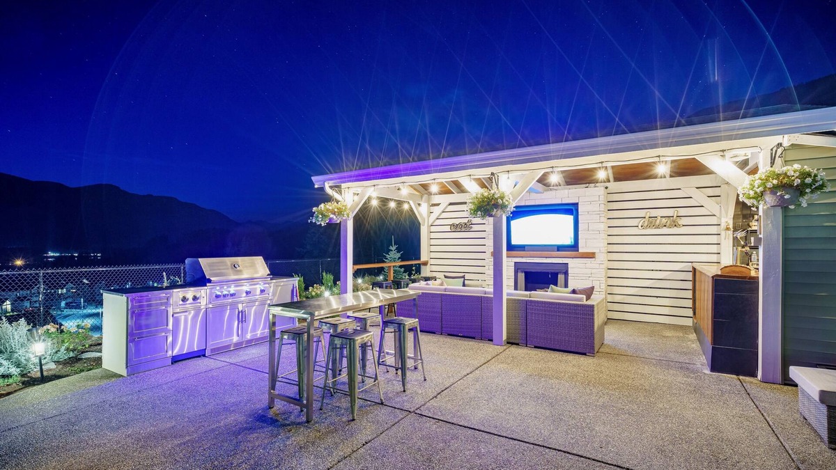Agassiz House | Beautiful Mountain Views 3 bedroom, 2 bathroom guest suite w/hot tub & Sauna