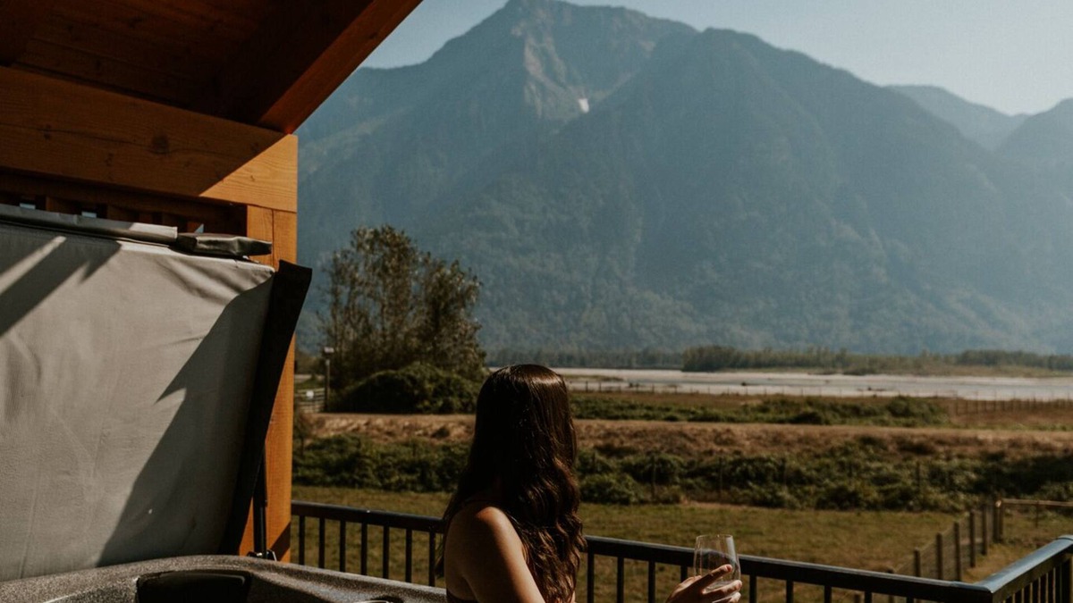 Kent Ski Chalet | Beautiful Mountain Views 2 bedroom, 2 bathroom chalet w/private hot tub nn