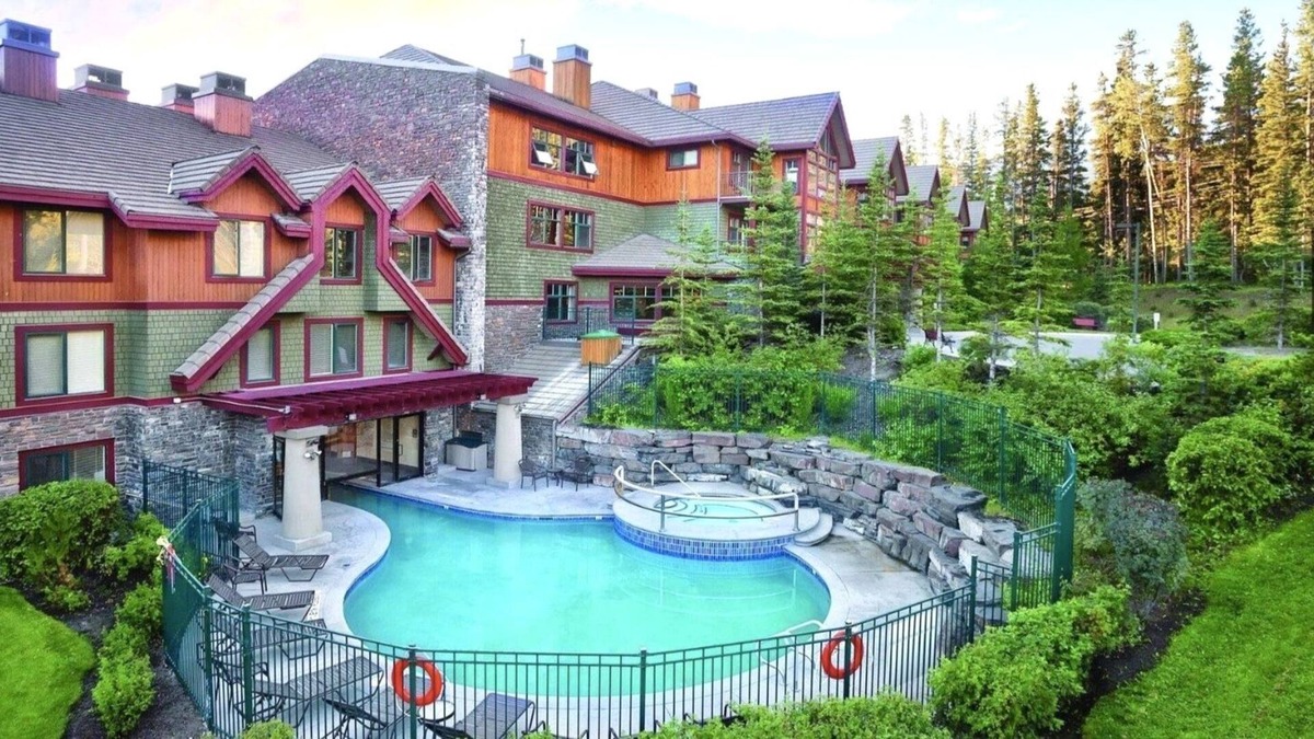 Three Sisters Mountain Village Resort | ⭐️Beautiful Mountain View’s/Heated Outdoor pool⭐️Hot tub⭐️, Luxury 1BR Condo