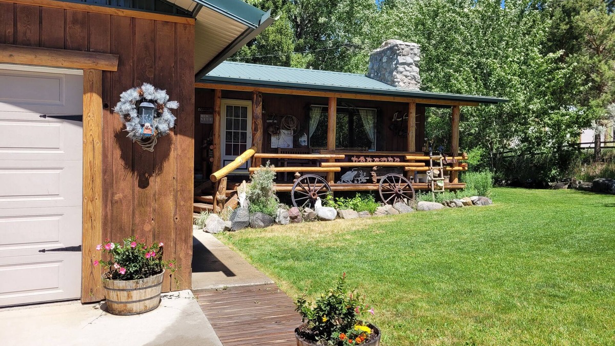 Gardiner House | Beautiful Mountain Views with Trout Creek Frontage! Ten Miles from Yellowstone!