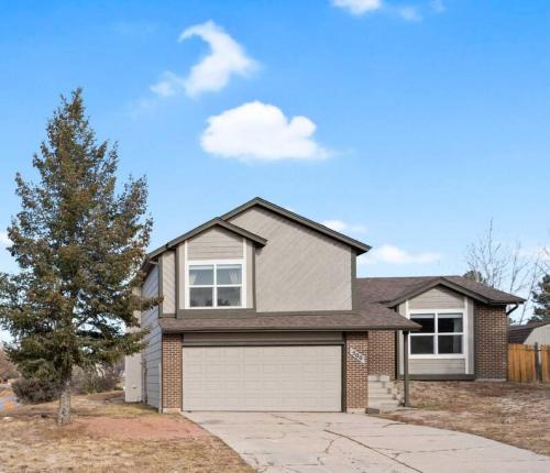 Monument House | Beautiful Mountain Views Close to Hiking Trails