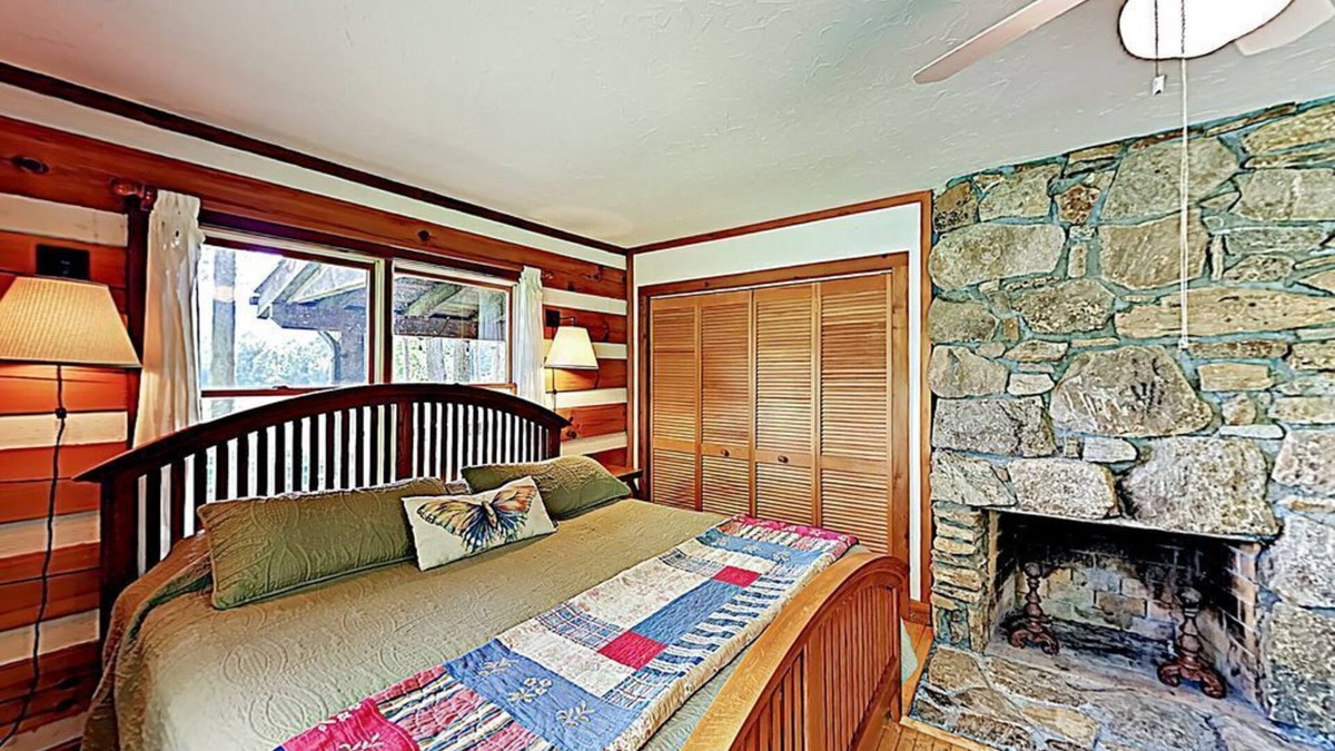 Leicester House | Beautiful Mystic Valley Cabin on 15 Acres w/Lush Views!