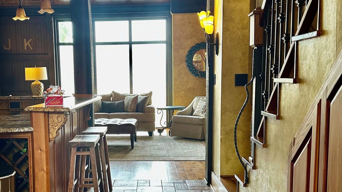 Natchez Condo | Beautiful Natchez Condo one block from the Mississippi River that offers it all.