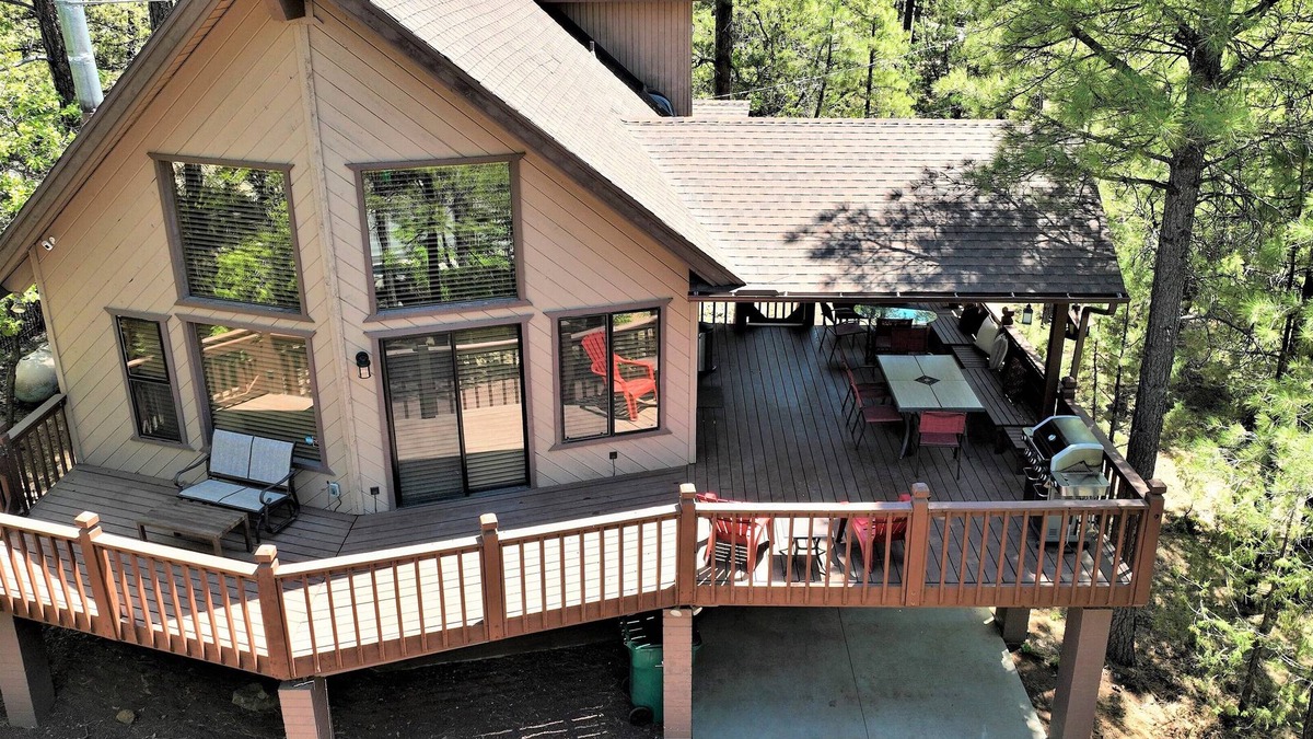 Munds Park Cabin | Beautiful Naughty Pines Lodge! 2 Masters, Loft & large deck in Munds Park!