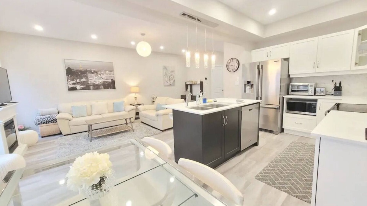 Cambridge House | Beautiful & New 3 Bedroom Home – King bed - 2 Parking - 5 Mins of Hwy 401
