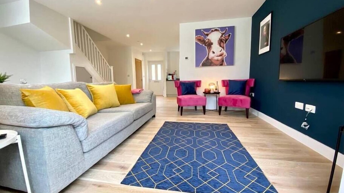 Poole House | Beautiful NEW 3 bedroom house - garden & parking