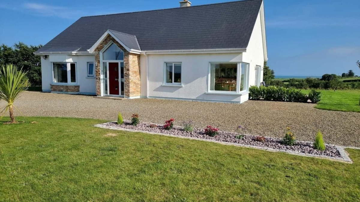 Kilmuckridge House | Beautiful new bungalow, close to Tinnaberna Beach
