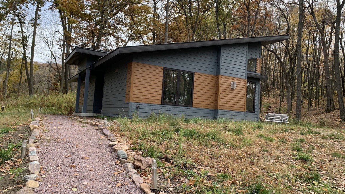 Baraboo Cottage | Beautiful new contemporary home, quiet wooded lot minutes from Devils Lake