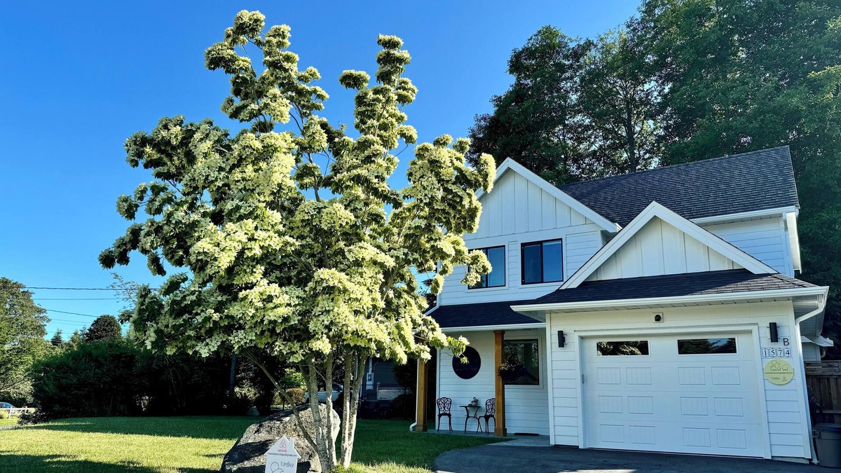 Sooke House | Beautiful new home, short stroll to the ocean.