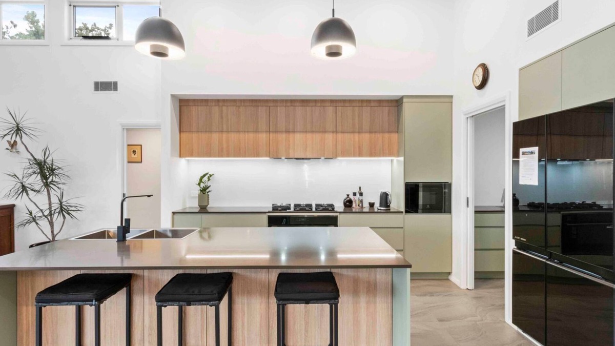 Tomakin House | Beautiful new home within metres of beaches