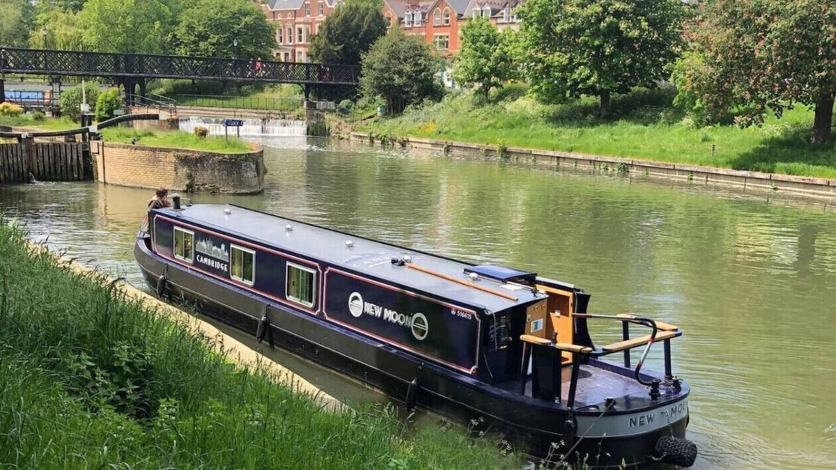 Cambridge City Centre Boat Rental | Beautiful New Moon Narrowboat