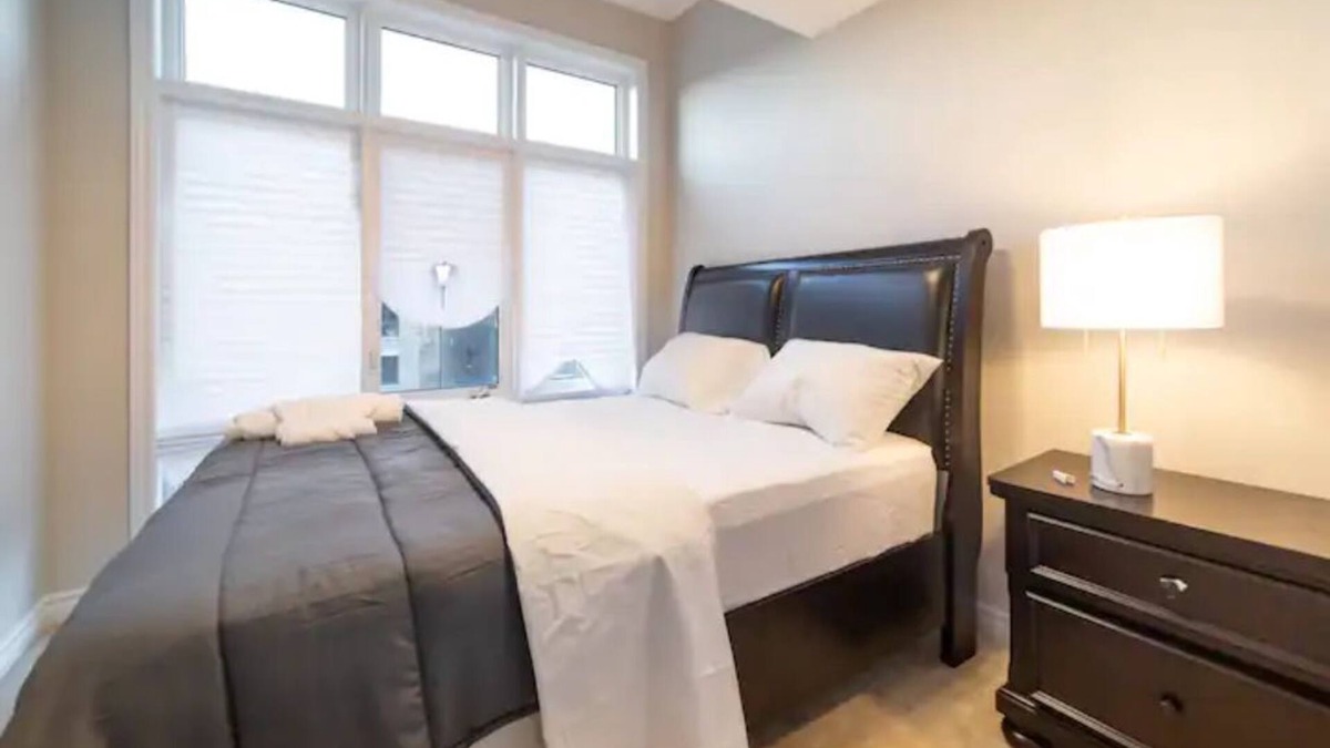 Ajax House | Beautiful New Townhouse in Quiet Neighbourhood