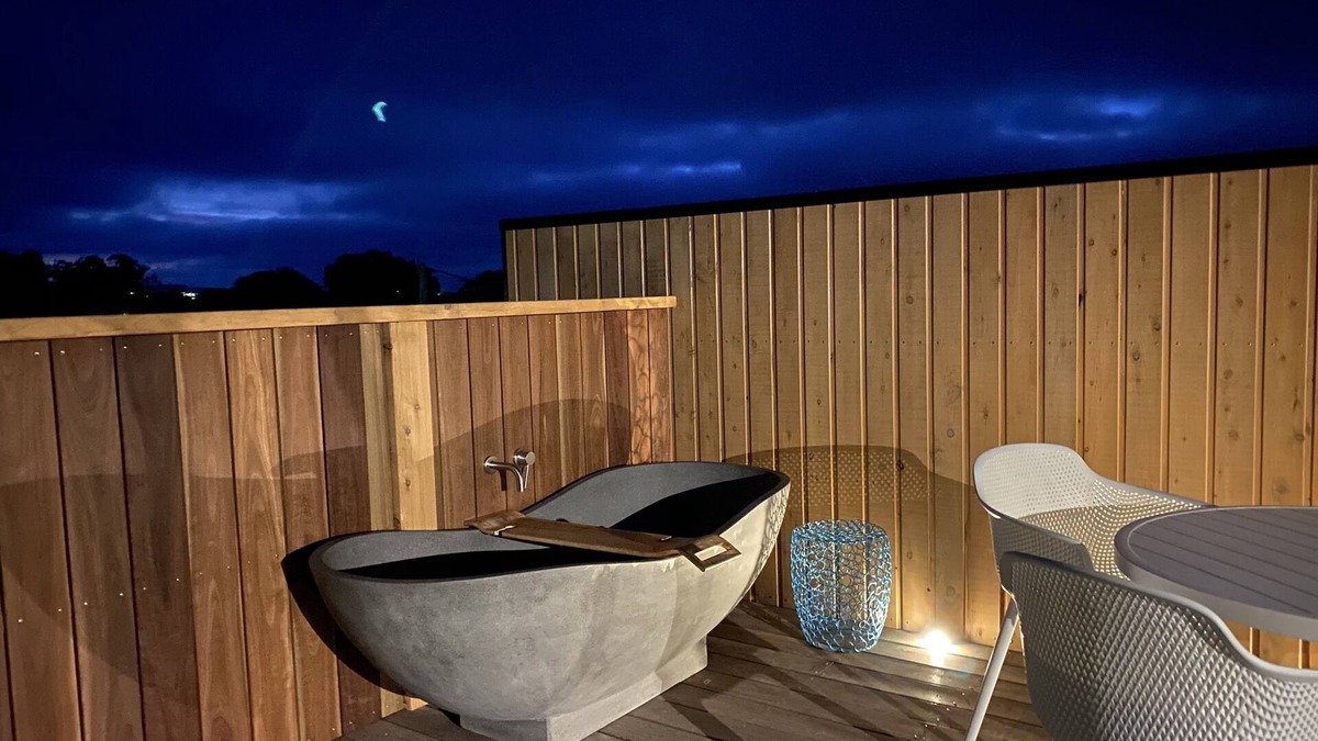 Barwon Heads Apartment | Beautiful new village apartment with roof deck- stone bath, 360 views & more