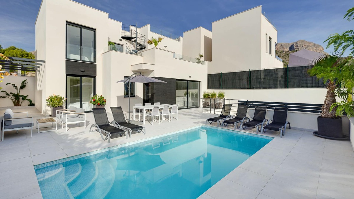 Polop Villa | Beautiful new villa 12 min to Benidorm with prive pool and hot tub on the roof
