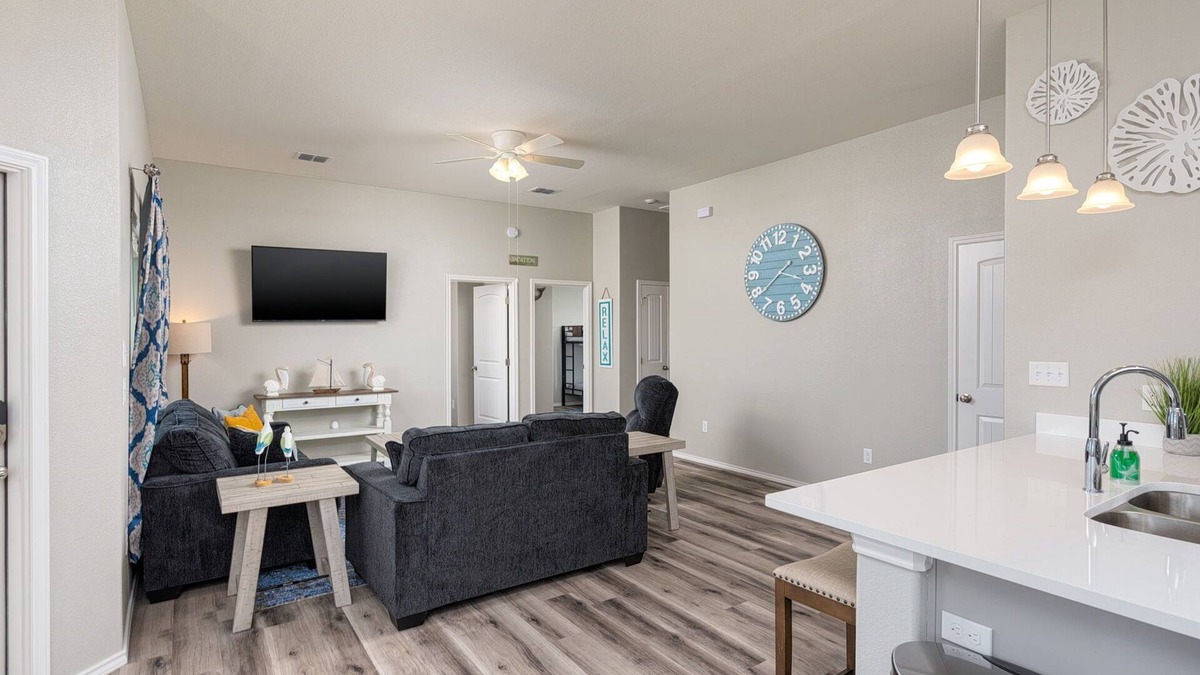 Palm Harbor Cottage | Beautiful, Newly Built Cottage Minutes to Beach