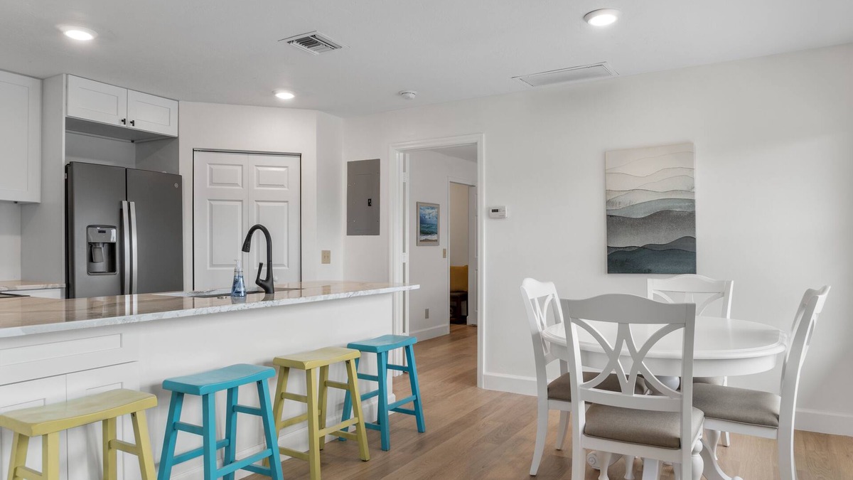 Florida Ridge Condo | Beautiful Newly Remodeled Condo Minutes to the Beach
