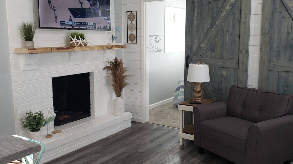 Geneva-on-the-Lake Cottage | Beautiful newly remodeled cottage - Walk to strip, close to spire