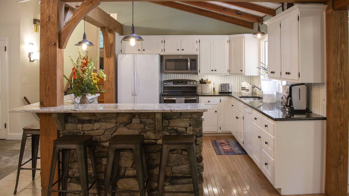 New Holland Cottage | Beautiful Newly Renovated Home, Private Wooded property located in Lancaster Co
