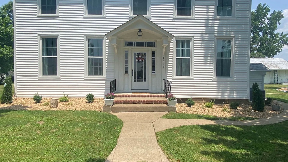 Elco House | Beautiful newly renovated farm house overlooking 5 acre lake. *New Rates *
