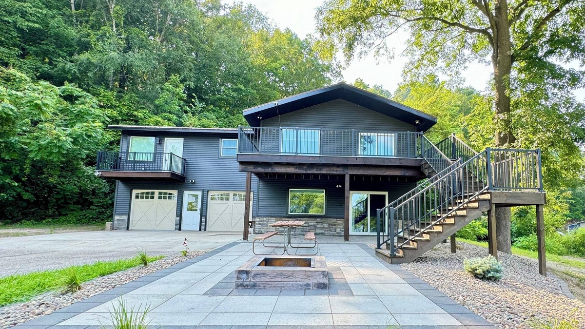 Lansing House | Beautiful, newly renovated 3 bedroom home on the Mississippi River.