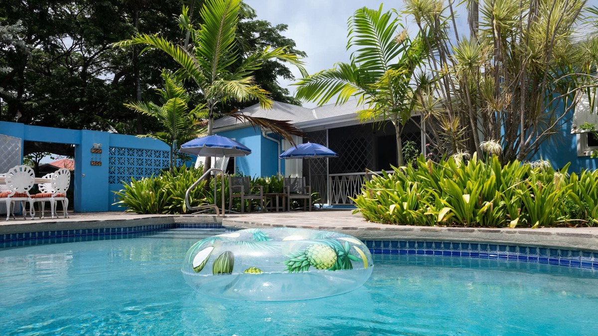 Newcastle House | Beautiful Newly Stocked and Decorated Villa, Walking Distance To Beach