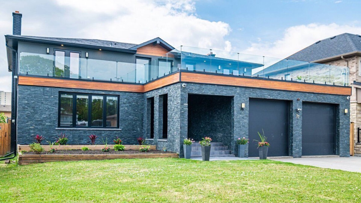 Kingsview Village House | Beautiful Oasis In the city with Heated Pool