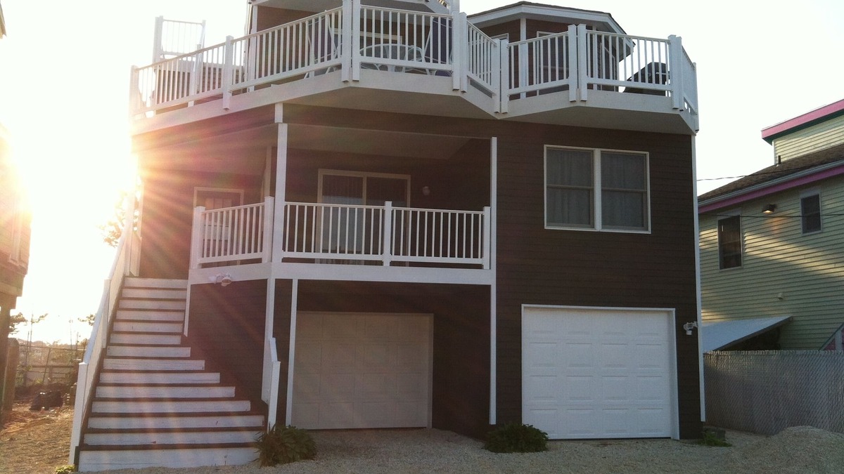 South Beach Haven House | Beautiful Ocean & Bay Views - 3 Decks, 2 MBR Suites, 2 LRs, park/playground