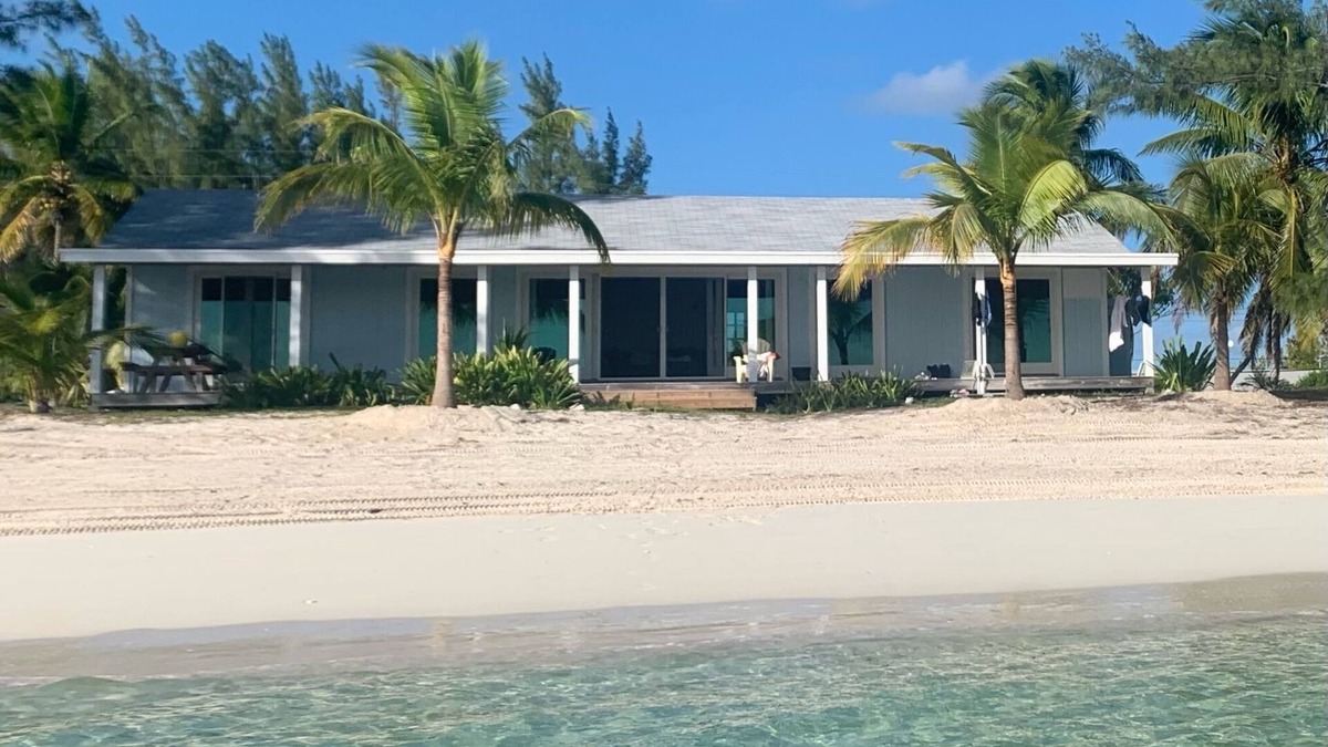 Cherokee House | Beautiful Oceanfront Home in Casuarina Point