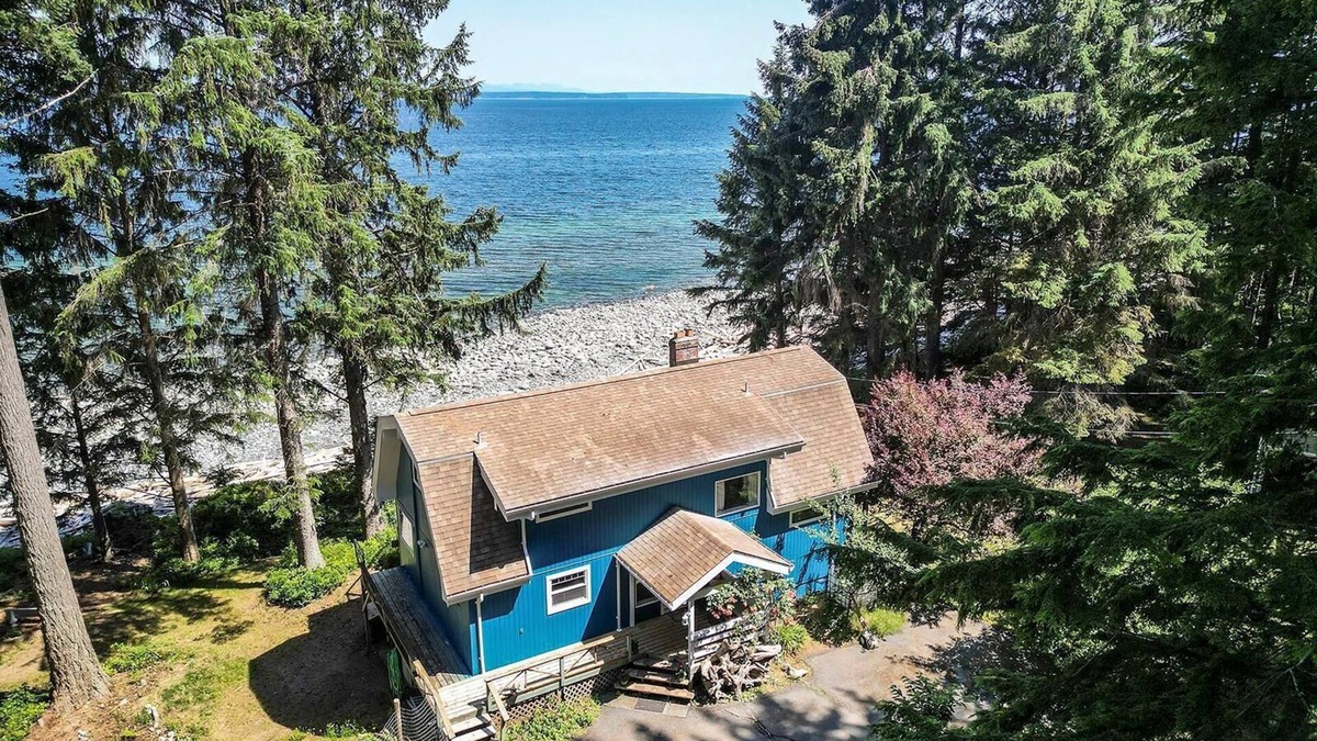 Quadra Island House | Beautiful Ocean-front home on beach in Quadra Island