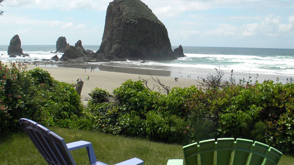 Downtown Cannon Beach House | Beautiful Ocean Front Haystack Rock View