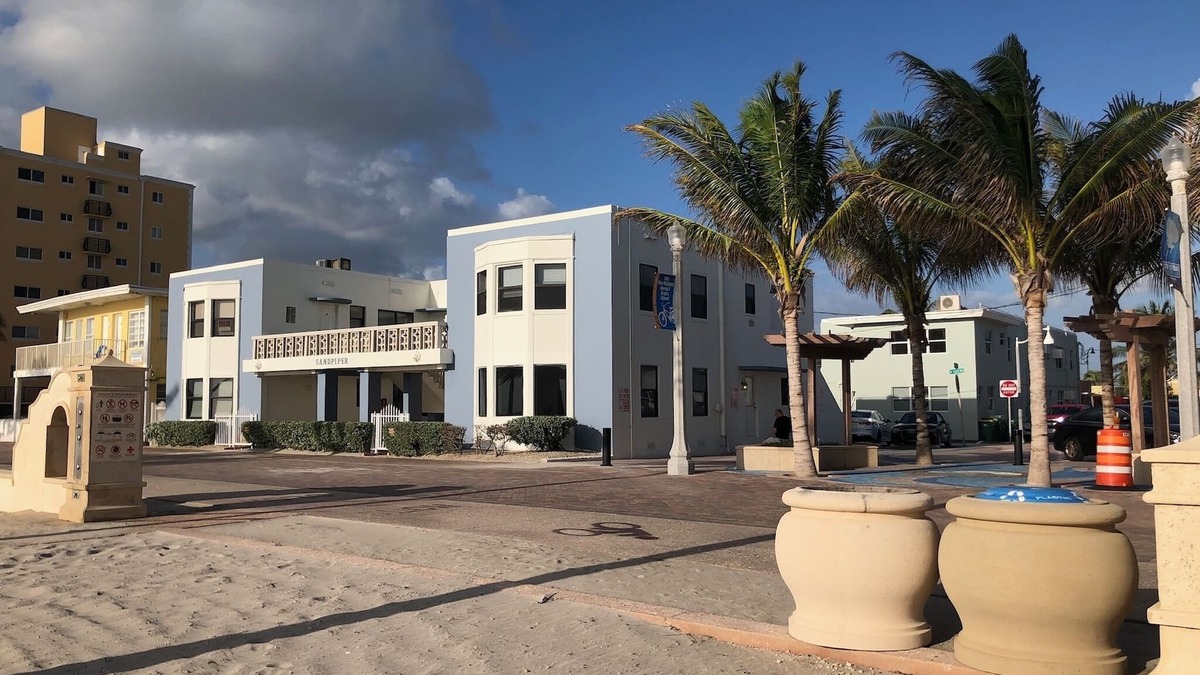 Hollywood Apartment | Beautiful Ocean front 2 bedroom condo in an Iconic Bldg in Hollywood