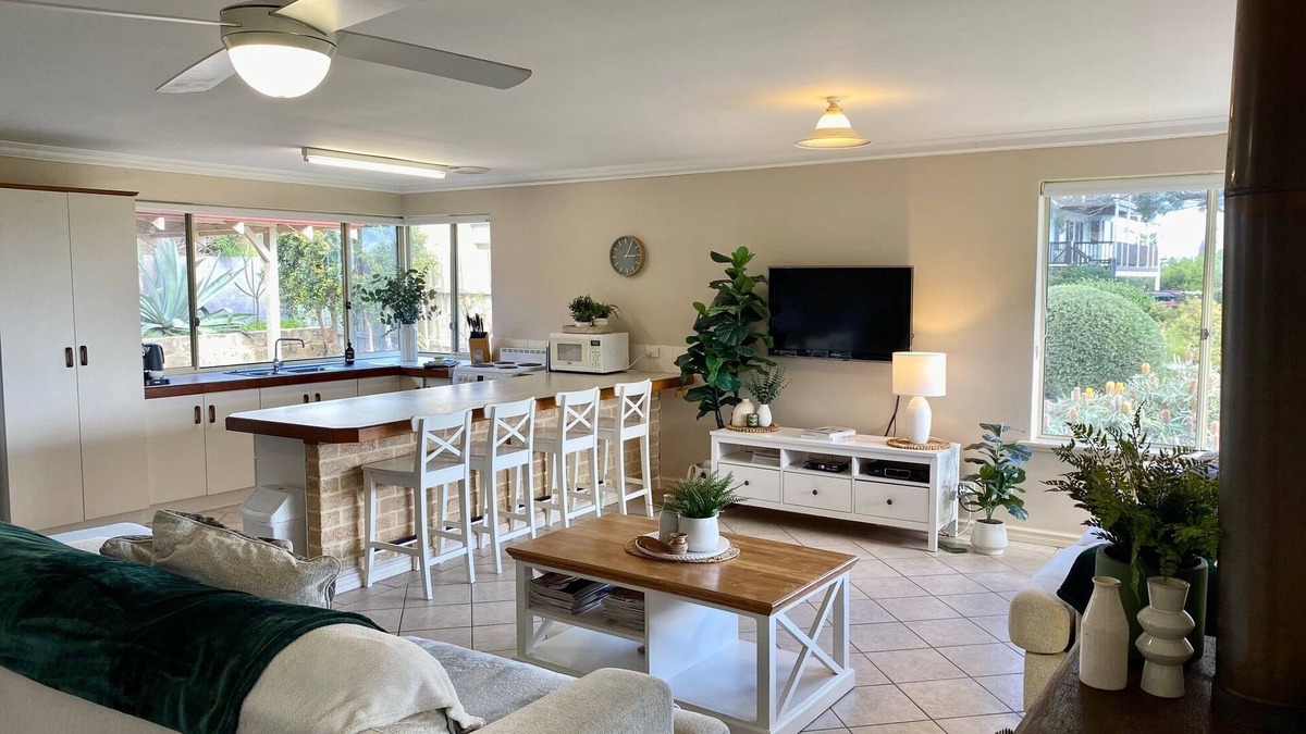 Guilderton House | Beautiful Ocean Views , Internet & Wood Fire 🔥