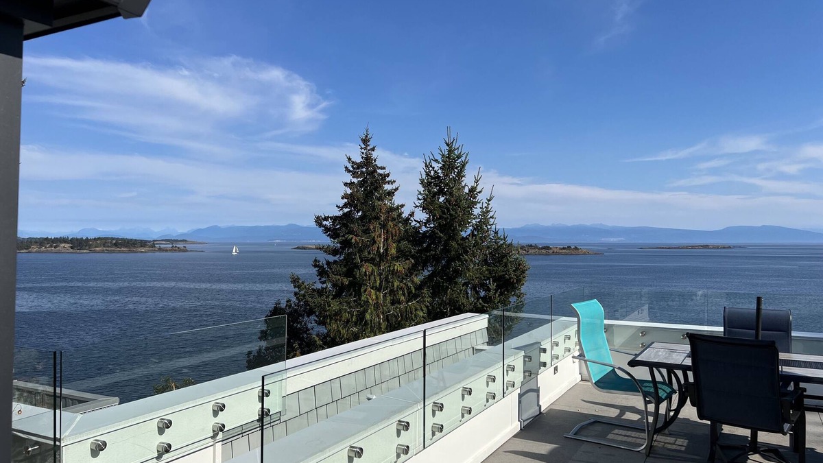 Regional District of Nanaimo House | Beautiful Ocean View Roof top Suite In Nanoose Bay.