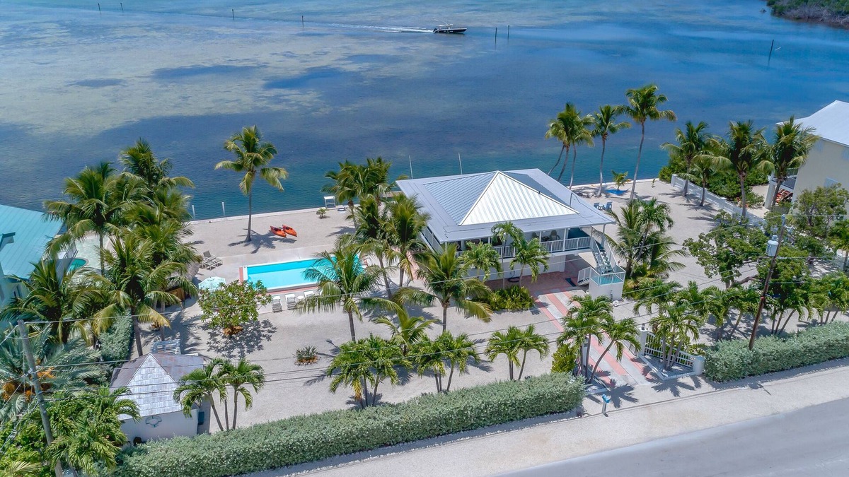 Breezeswept Beach Estates House | Beautiful Oceanfront Home on Ramrod Key - Three Lots, Dock & Poolside Tiki Bar