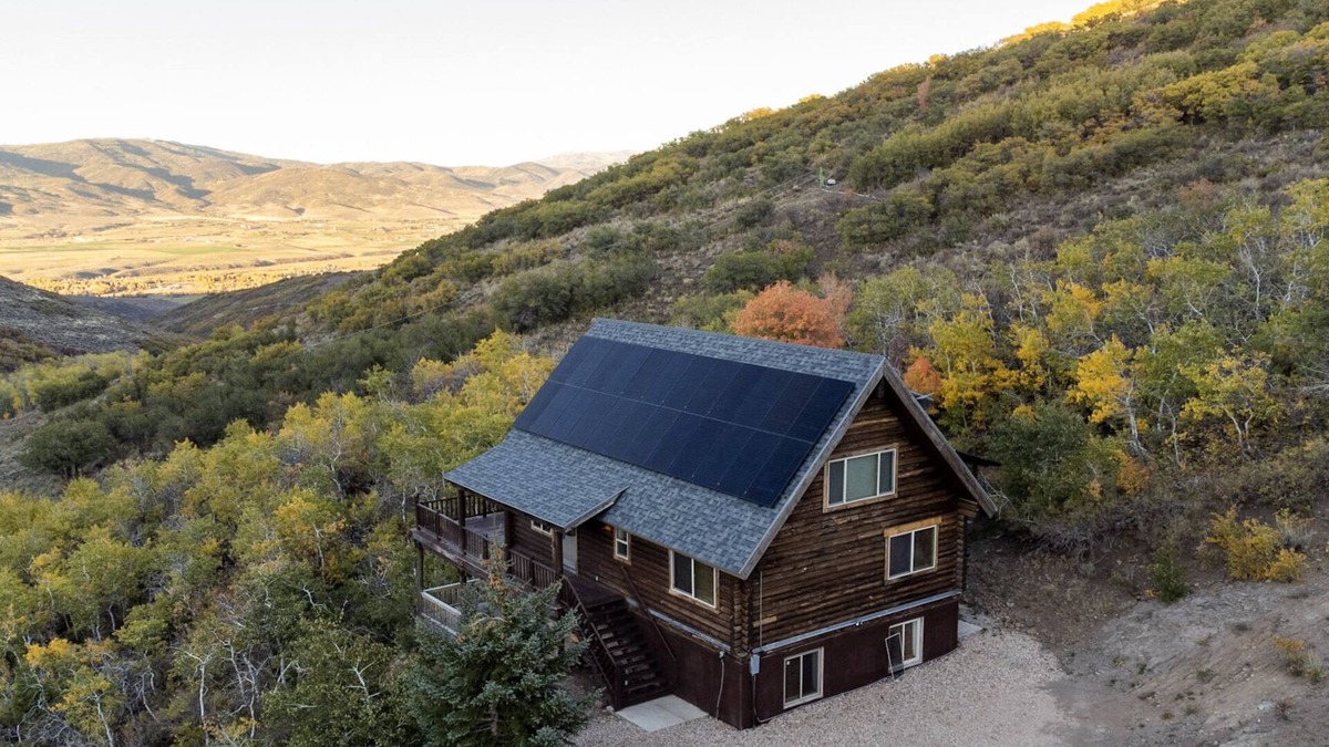 Kamas Cabin | Beautiful Off-Grid Cabin 13 miles from Park City! Sleeps 14!