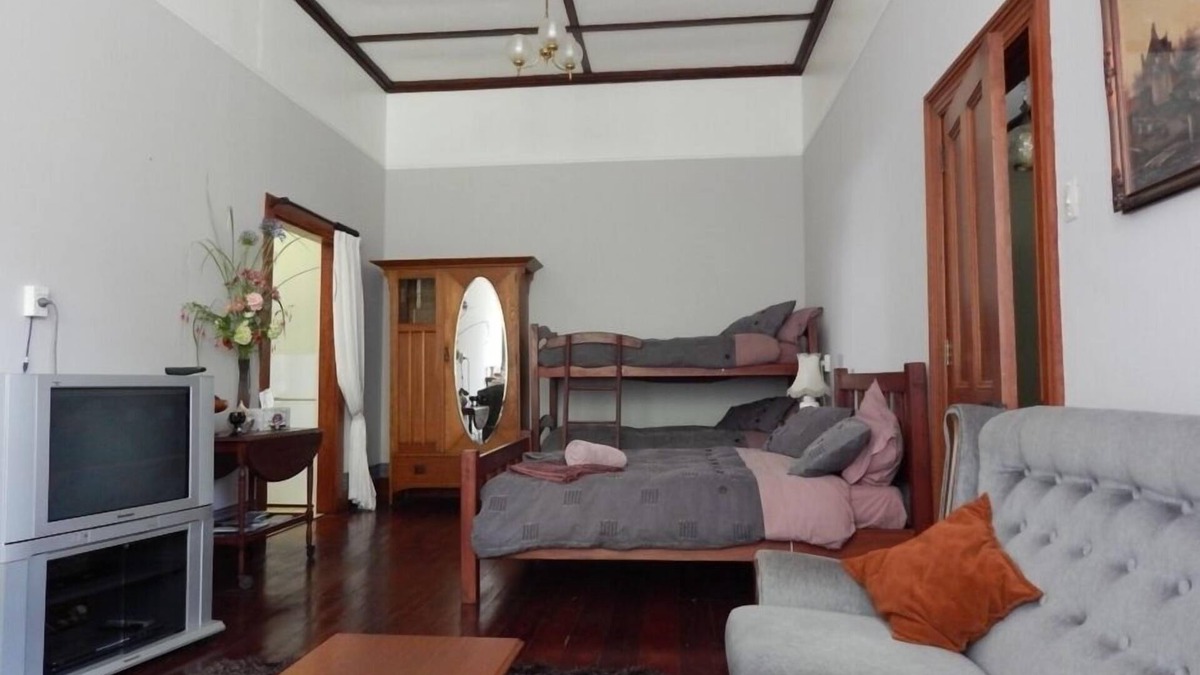 Whanganui Apartment | Beautiful old villa apartment in charming setting.