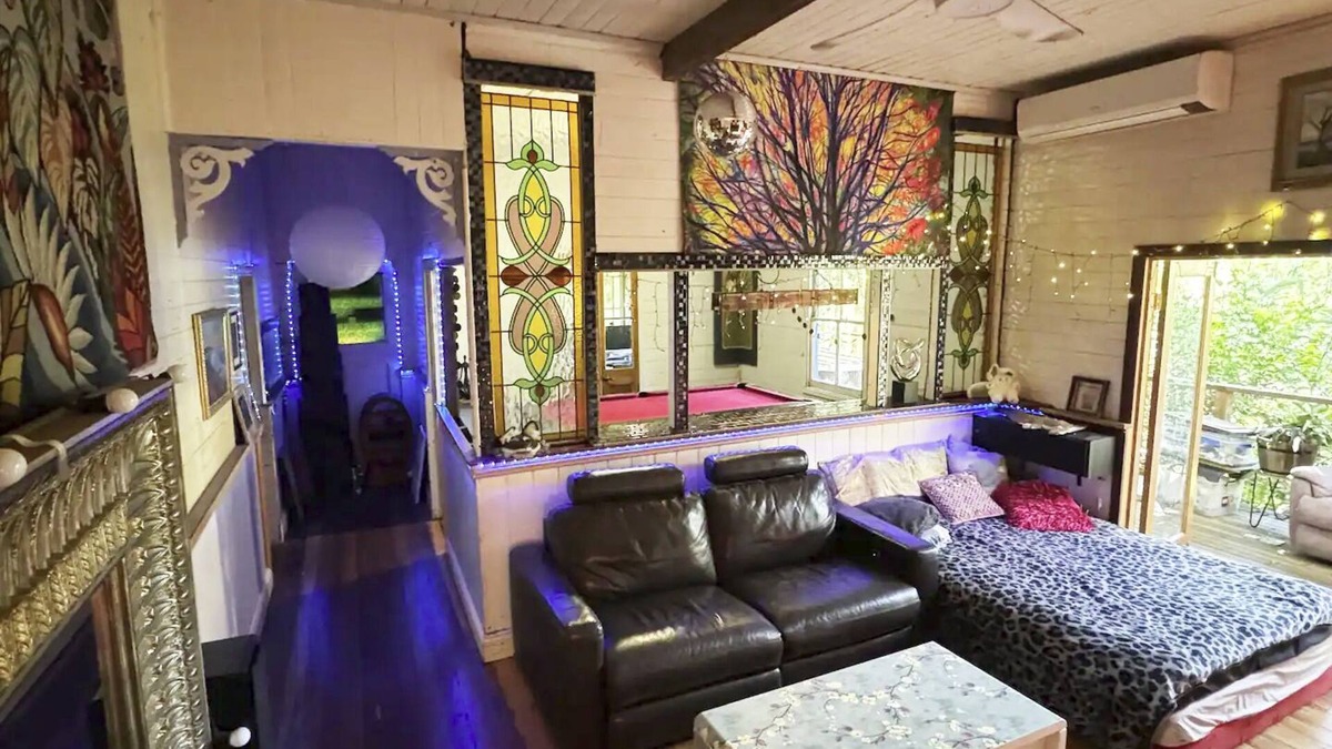 Lismore House | Beautiful old house by the river with balcony, massive yard, minutes to CBD