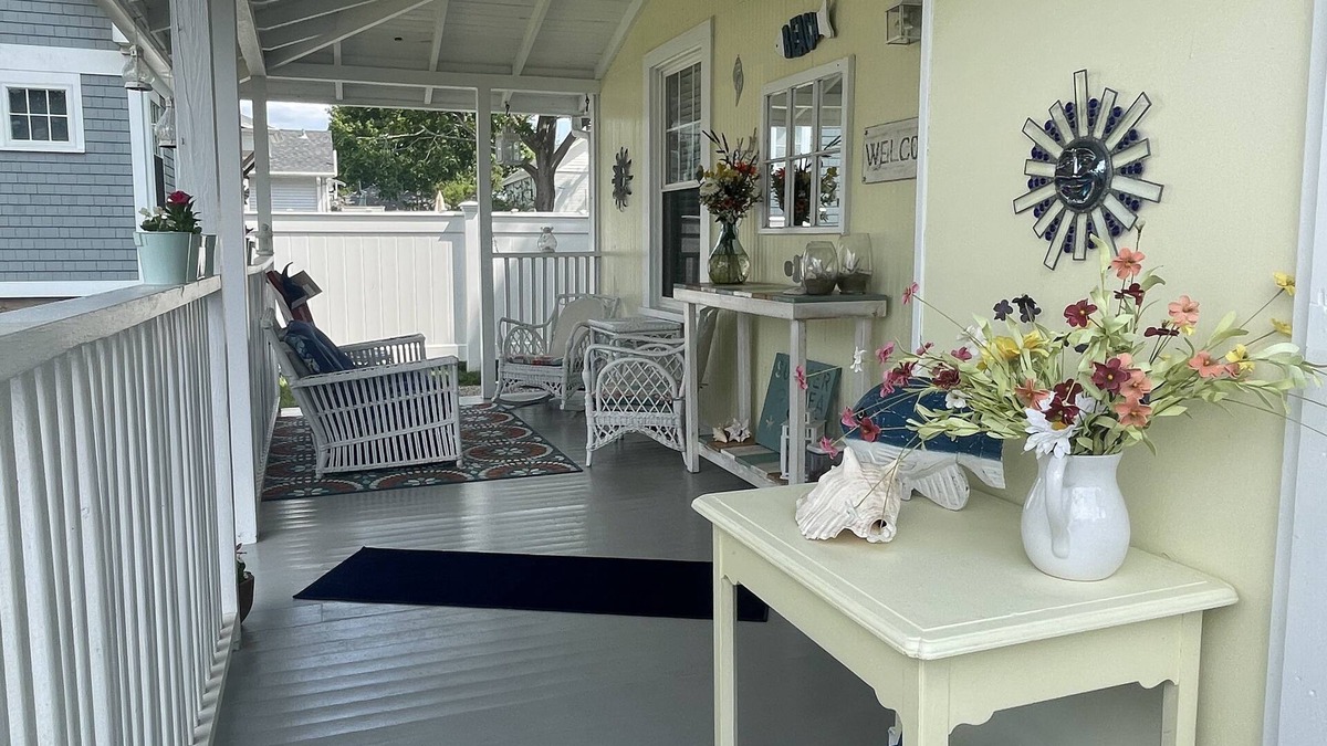 Branford House | Beautiful old style beach cottage nWalk to beach/restaurants nCenter of town