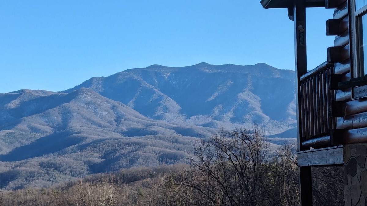 Gatlinburg - Pigeon Forge Cabin | Beautiful Open Views, Very Private, Deck Gas Fireplace on all year & more!