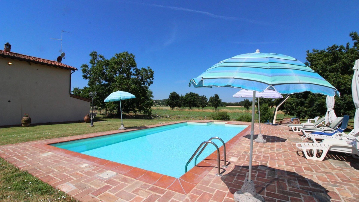Marciano della Chiana Villa | Beautiful private villa with WIFI, private pool, TV, pets allowed and parking, close to Arezzo