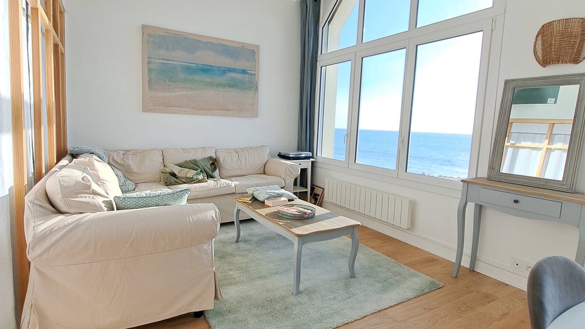 Agon-Coutainville Apartment | BEAUTIFUL PANORAMIC SEA VIEW EXCEPTIONAL LOCATION APARTMENT 3* ALL COMFORTS