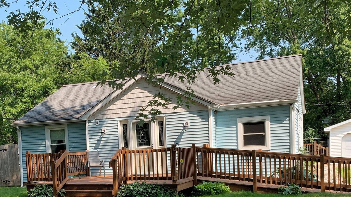 Midland House | Beautiful Parkside 5 bedroom Cottage in Midland, Fenced Front yard, Access Ramp