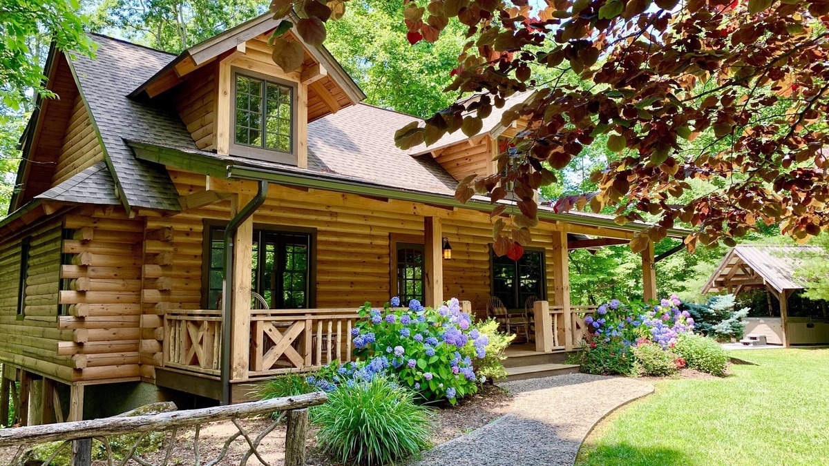 Hendersonville Cabin | BEAUTIFUL & PEACEFUL LOG CABIN FIREPLACE, FIRE-PIT & HOT TUB