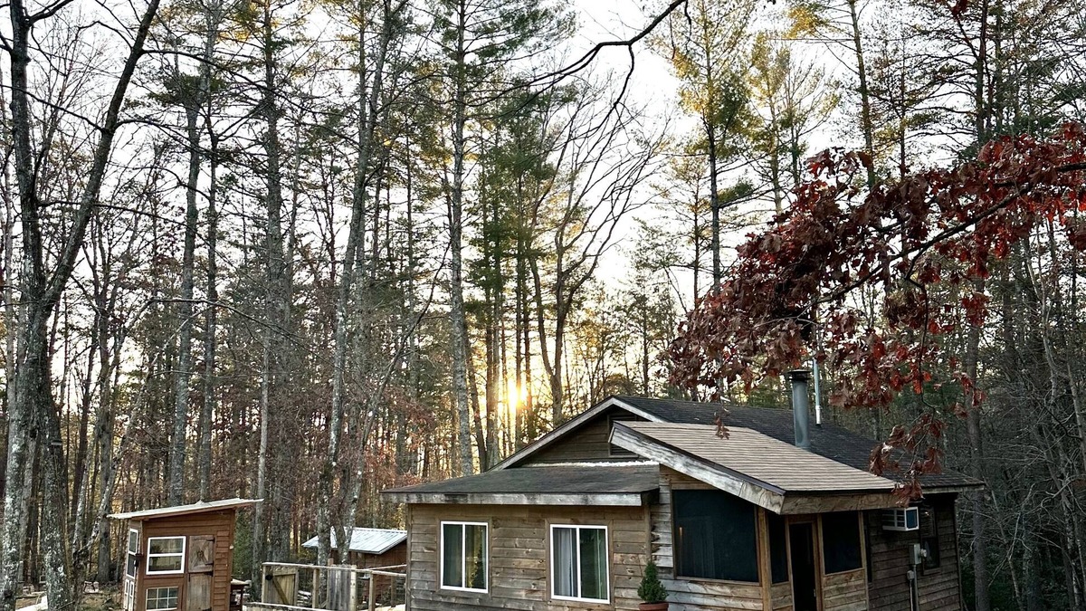 Unaka Cabin | Beautiful & peaceful cabin w deck, garden, firepit & walking trails.