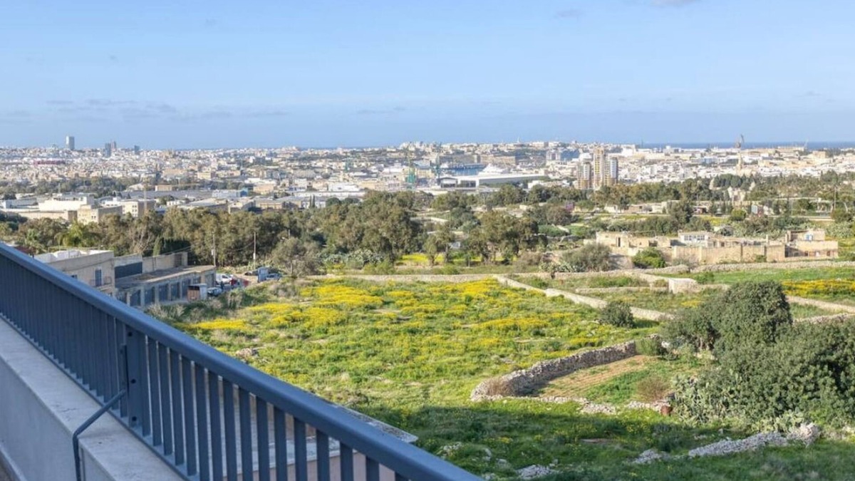 Luqa Apartment | Beautiful PENT with terrace & spectacular views