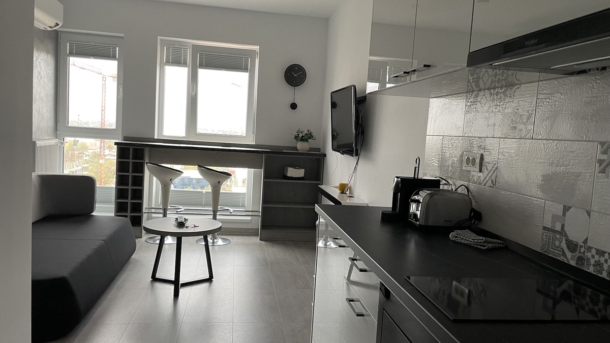 Militari Apartment | Beautiful Penthouse Lakeview W18