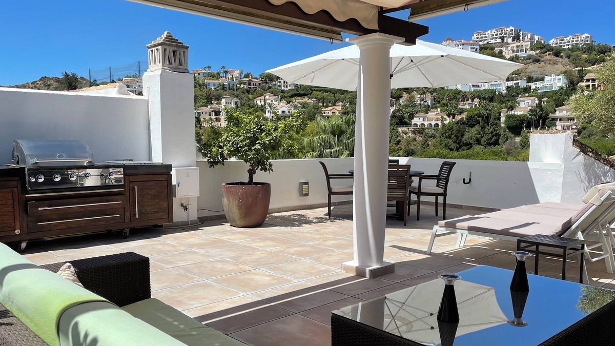 Benahavis Apartment | Beautiful penthouse near Marbella Los Arqueros Golf