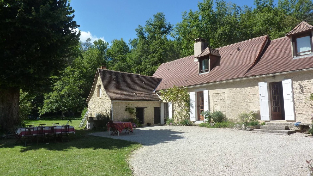 Coulaures House | BEAUTIFUL PERIGOURDIN HOUSE 12 people 6 bedrooms PRIVATE SWIMMING POOL AT THE END OF A FOREST