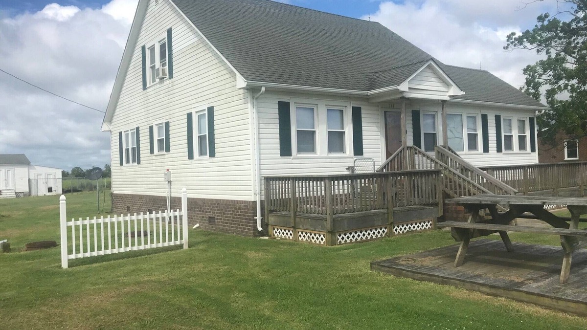 Engelhard House | Beautiful pet friendly lodge in a quaint fishing village and sleeps 16
