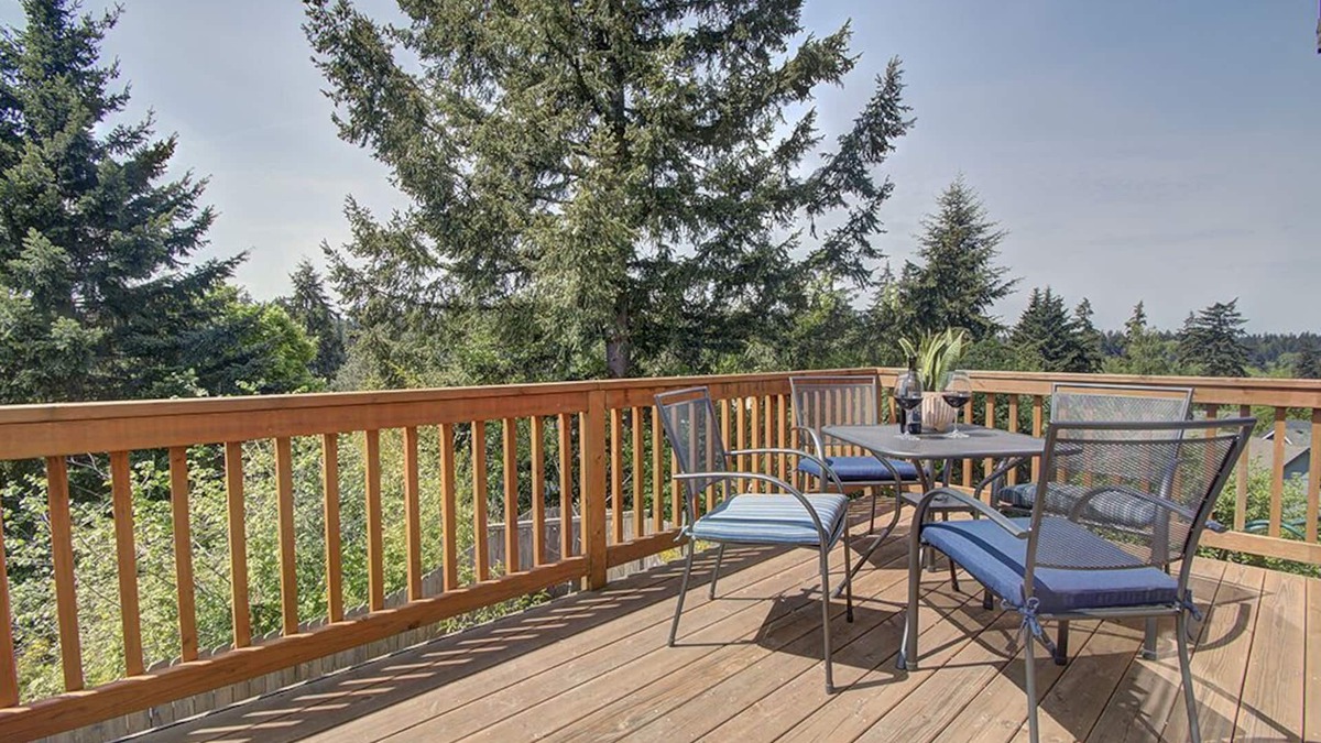 Lincoln House | Beautiful & pet friendly! Close to Downtown and Hwy